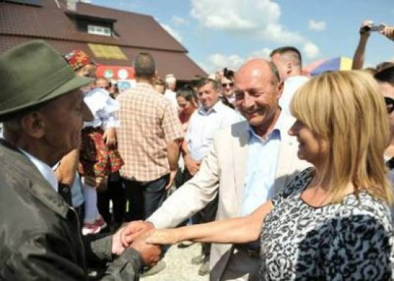 Băsescu, la Prislop: Zona asta are semnificaţii vii pentru mine, pentru că soţia este bucovineancă